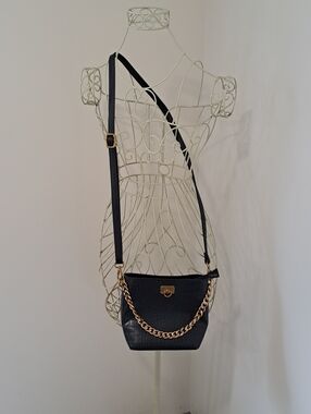 Black Crocodile Embossed Mobwife Old Money Vibe Crossbody Bag With Gold Accents